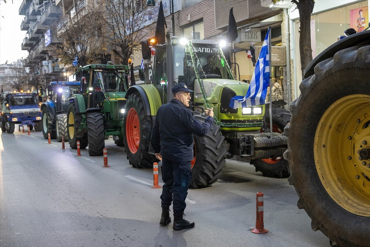 Yunanistan’da çiftçiler, Larisa kentinde iktidardaki Yeni Demokrasi (ND) Partisi...