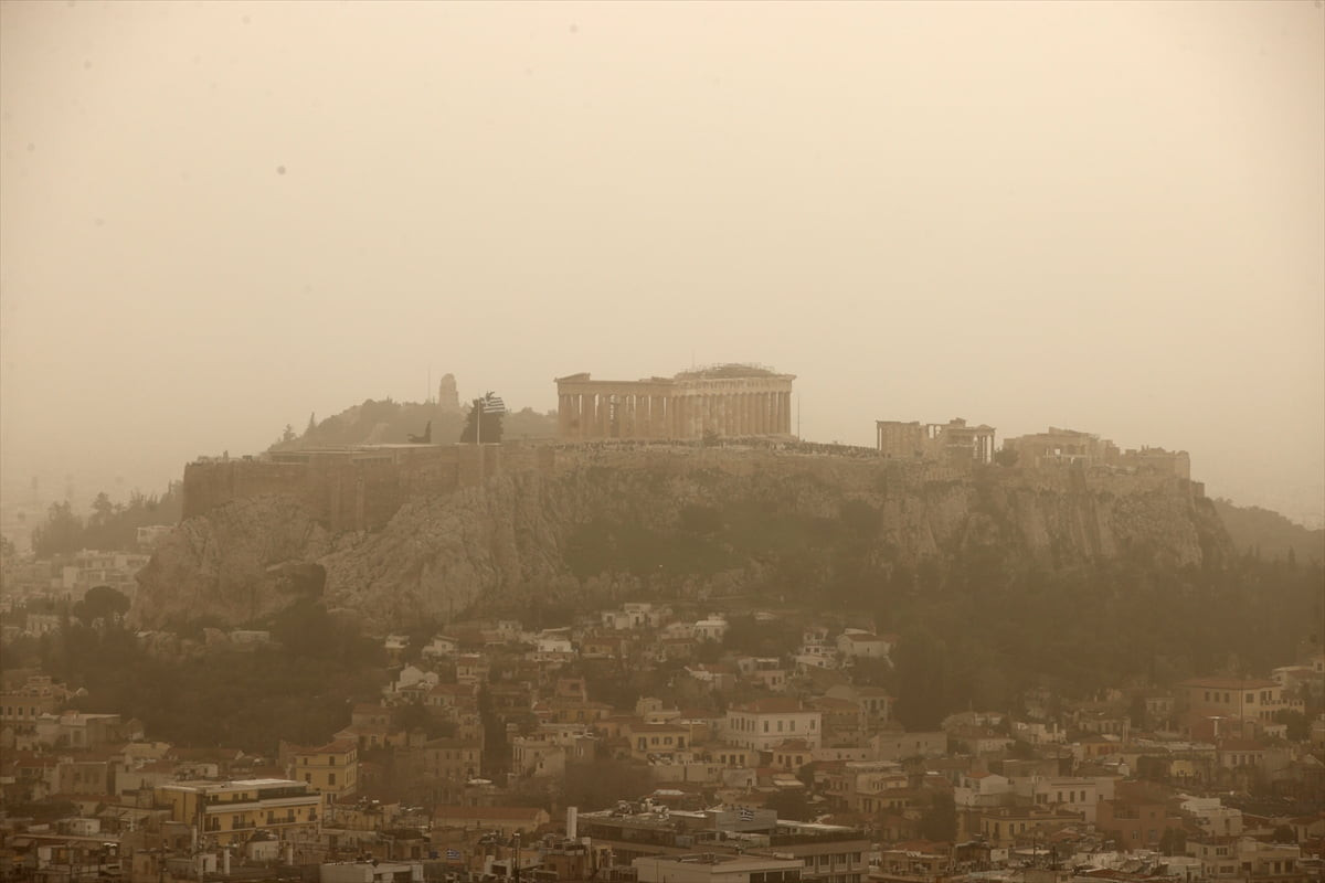 Yunanistan’ın başkenti Atina'da gökyüzü Afrika tozu etkisiyle sarıya büründü. Lodos etkisine giren...