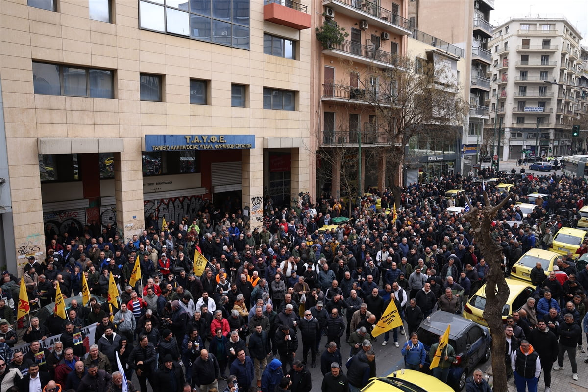Yunanistan’ın başkenti Atina’da taksiciler, devam eden grev kapsamında protesto düzenleyerek...
