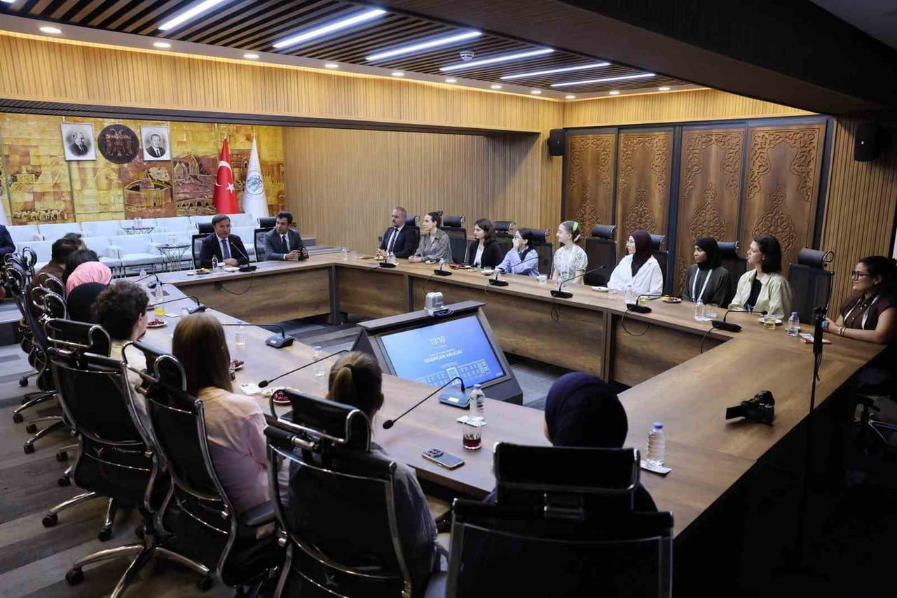 YUNUS EMRE ENSTİTÜSÜ İLE ERZİNCAN BİNALİ YILDIRIM ÜNİVERSİTESİ İŞ BİRLİĞİNDE DÜZENLENEN "TÜRKÇE...
