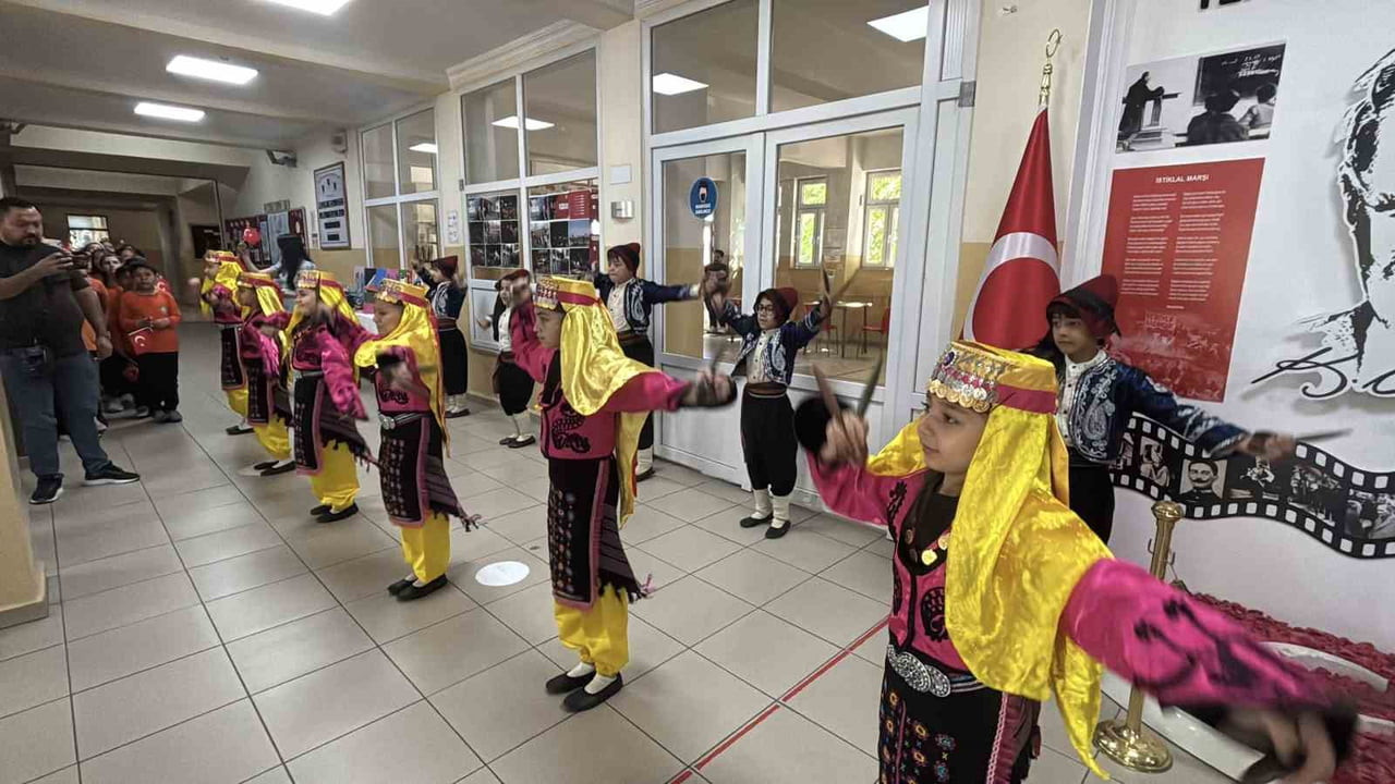 YUNUS EMRE İLKOKULU'NDA DÜZENLENEN RESMİ TÖRENDE ÖĞRENCİLERİN SERGİLEDİĞİ YÖRESEL KAŞIK OYUN...
