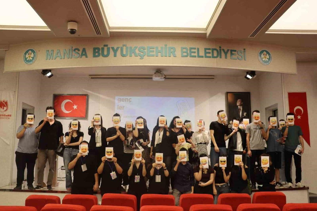 YUNUSEMRE BELEDİYESİ, GENÇLERİN DÜŞÜNCELERİNİ İFADE EDEBİLMESİ İÇİN AÇIK MİKROFON PANELİ...