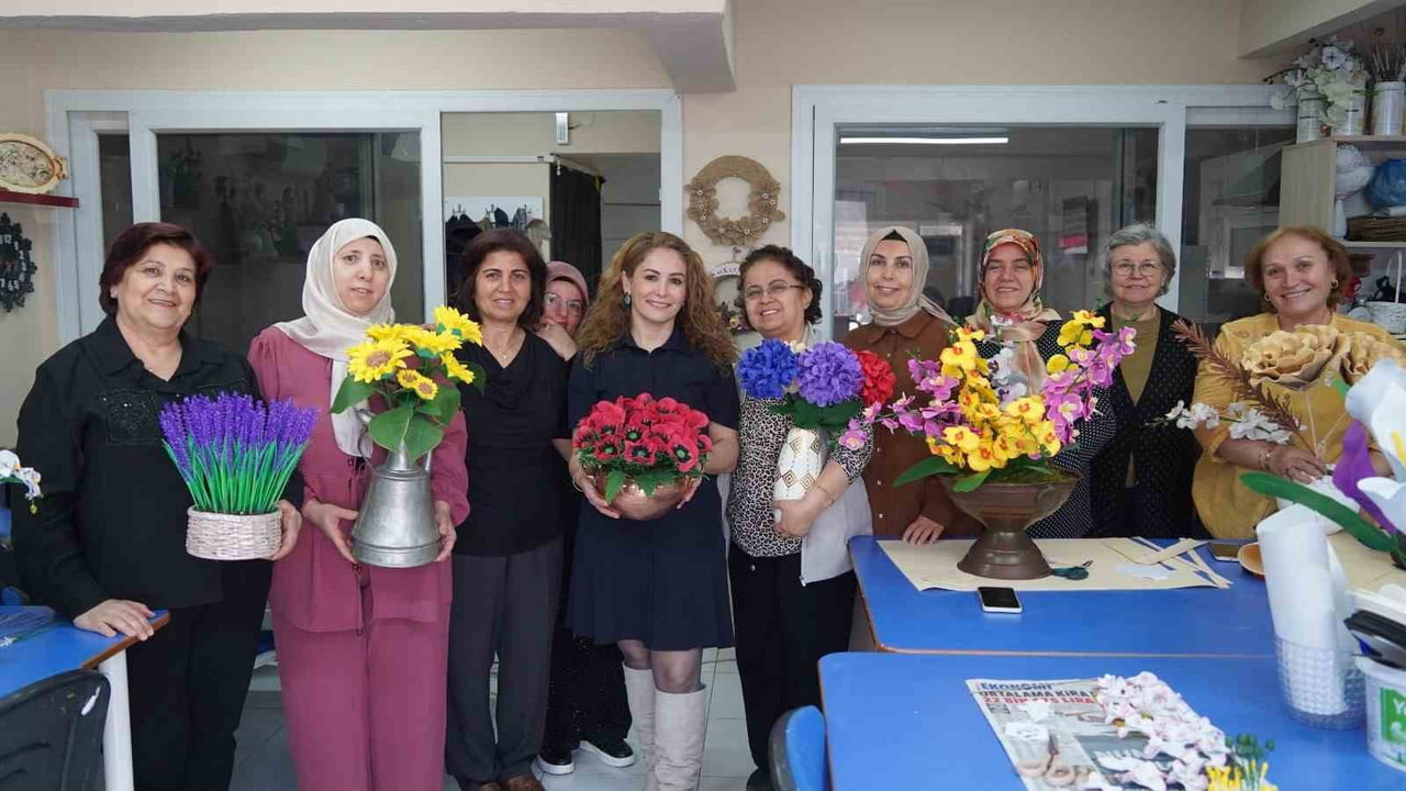 YUNUSEMRE BELEDİYESİ KADIN DAYANIŞMA VE EĞİTİM MERKEZLERİ’NDE EĞİTİM ALAN KADINLAR, ATIK...