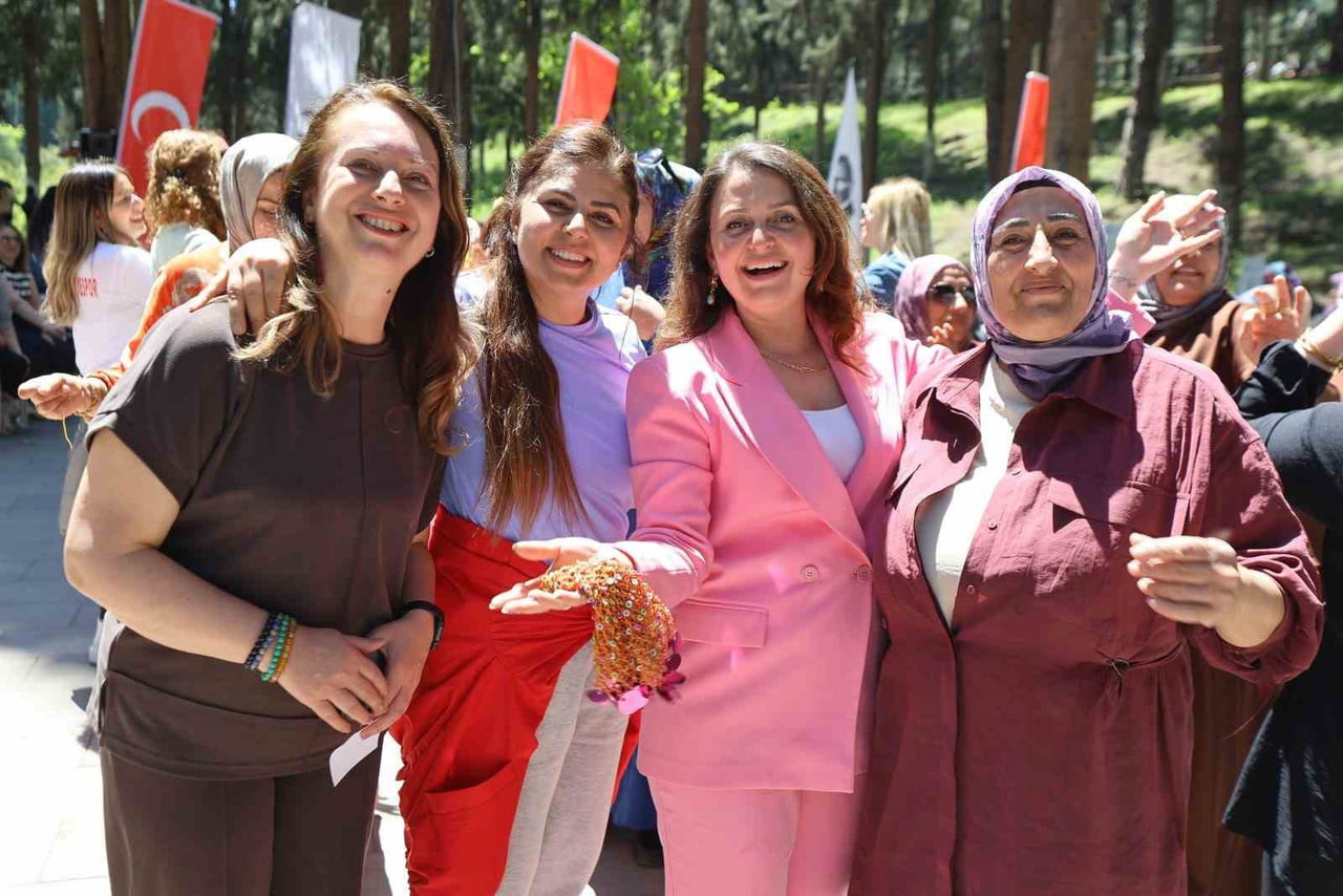 YUNUSEMRE BELEDİYESİ’NİN SÜREYYA TABİAT PARKI’NDA DÜZENLEDİĞİ ETKİNLİKTE HIDIRELLEZ VE ANNELER...