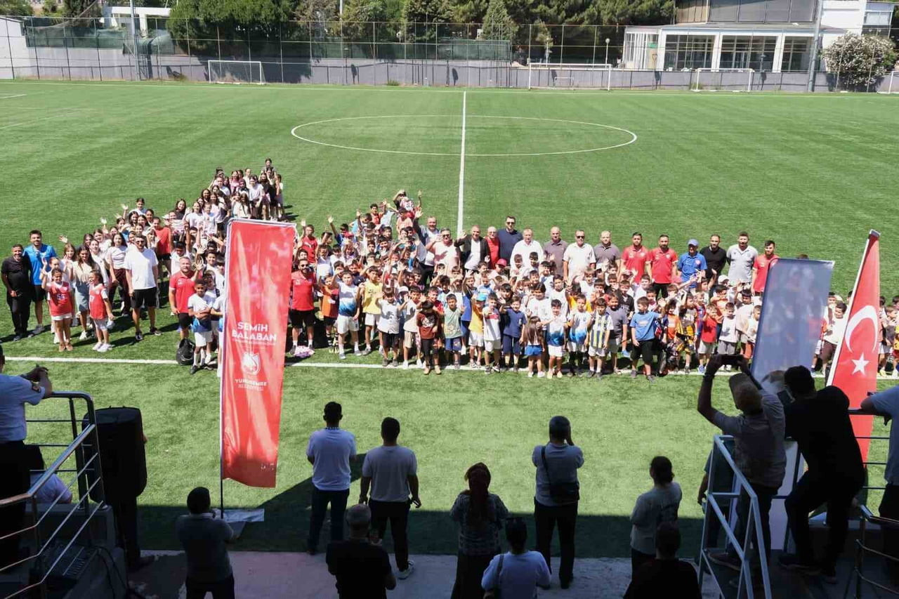 YUNUSEMRE BELEDİYESPOR YAZ SPOR OKULLARI 12 BRANŞTA DÜZENLENEN TÖRENLE KAPILARINI AÇTI. İLK ETAPTA...