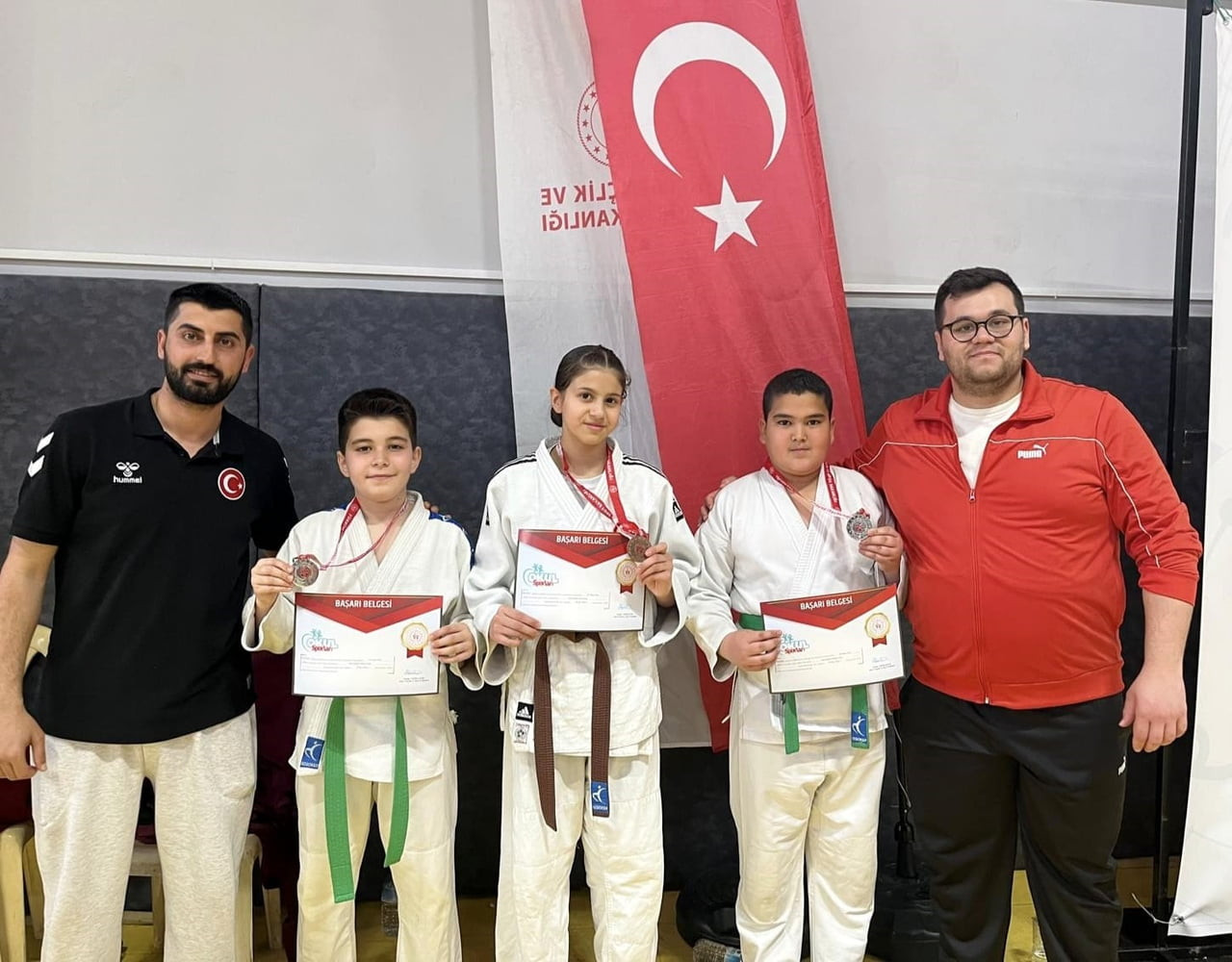 YUNUSEMRE BELEDİYESPOR'UN JUDOCULARI, AYDIN'DA DÜZENLENEN OKUL SPORLARI JUDO KÜÇÜKLER GRUP...