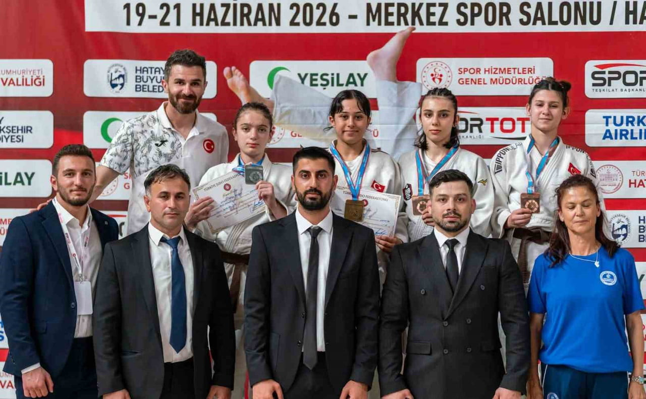 YUNUSEMRE BELEDİYESPORLU JUDOCULAR, HATAY'DA DÜZENLENEN YEŞİLAY YILDIZLAR TÜRKİYE JUDO...