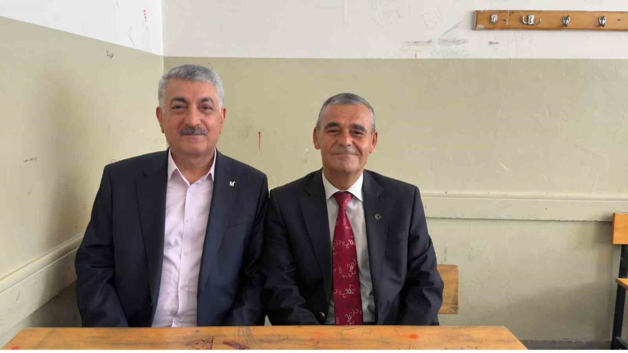 YUNUSEMRE TİCARET MESLEK LİSESİ MEZUNLARI, YILLAR SONRA ÖĞRENCİLERLE AYNI SINIFTA BULUŞARAK HEM...