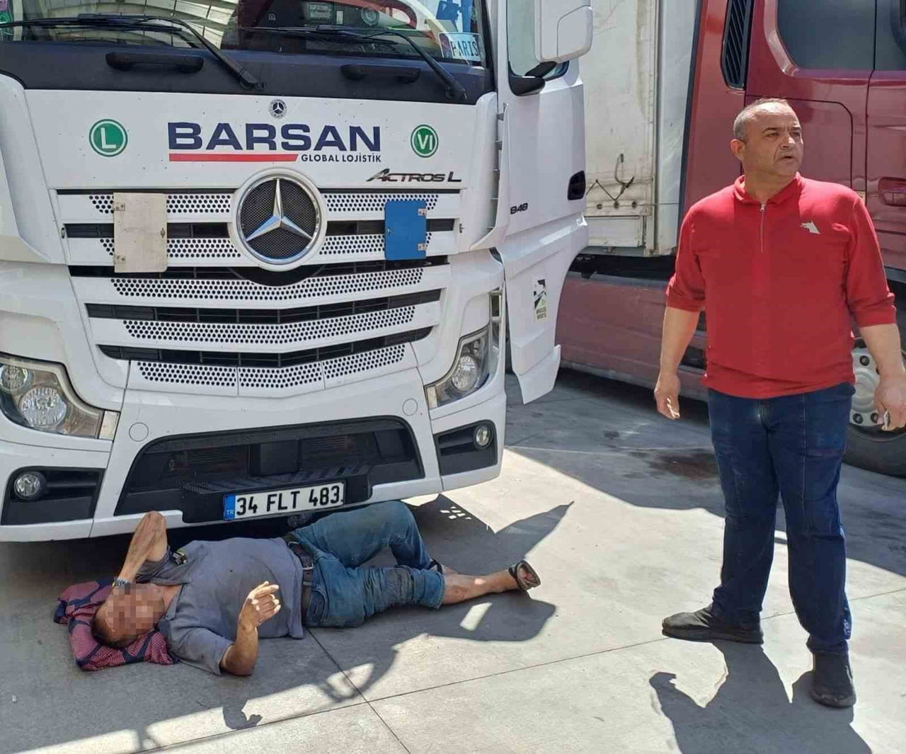 YURDAER G. İDARESİNDEKİ 34 FLT 483 PLAKALI TIR, TIR PARKINDA YAKIT SIRASINDAN ÇIKIŞ YAPTIĞI SIRADA...