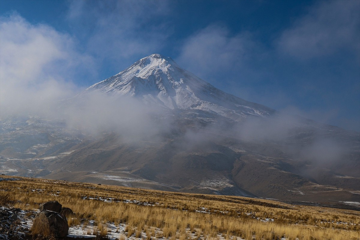 Yurdun en yüksek noktası 5 bin 137 metre rakımlı Ağrı Dağı, etkili kar yağışı ve sisin ardından...