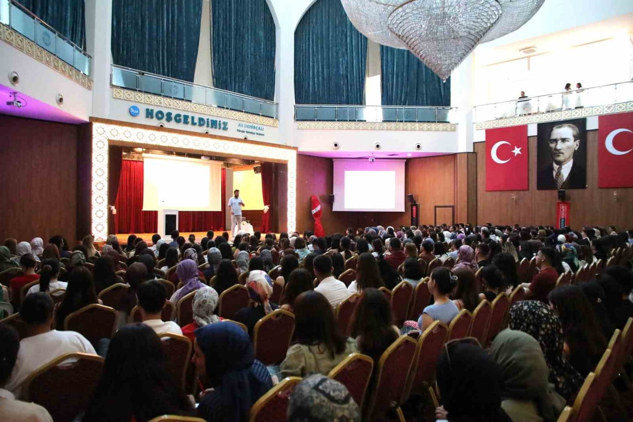 YÜREĞİR BELEDİYESİ TARAFINDAN MEB-AGS VE KPSS'YE HAZIRLANAN ADAYLAR İÇİN COĞRAFYA SEMİNERİ...