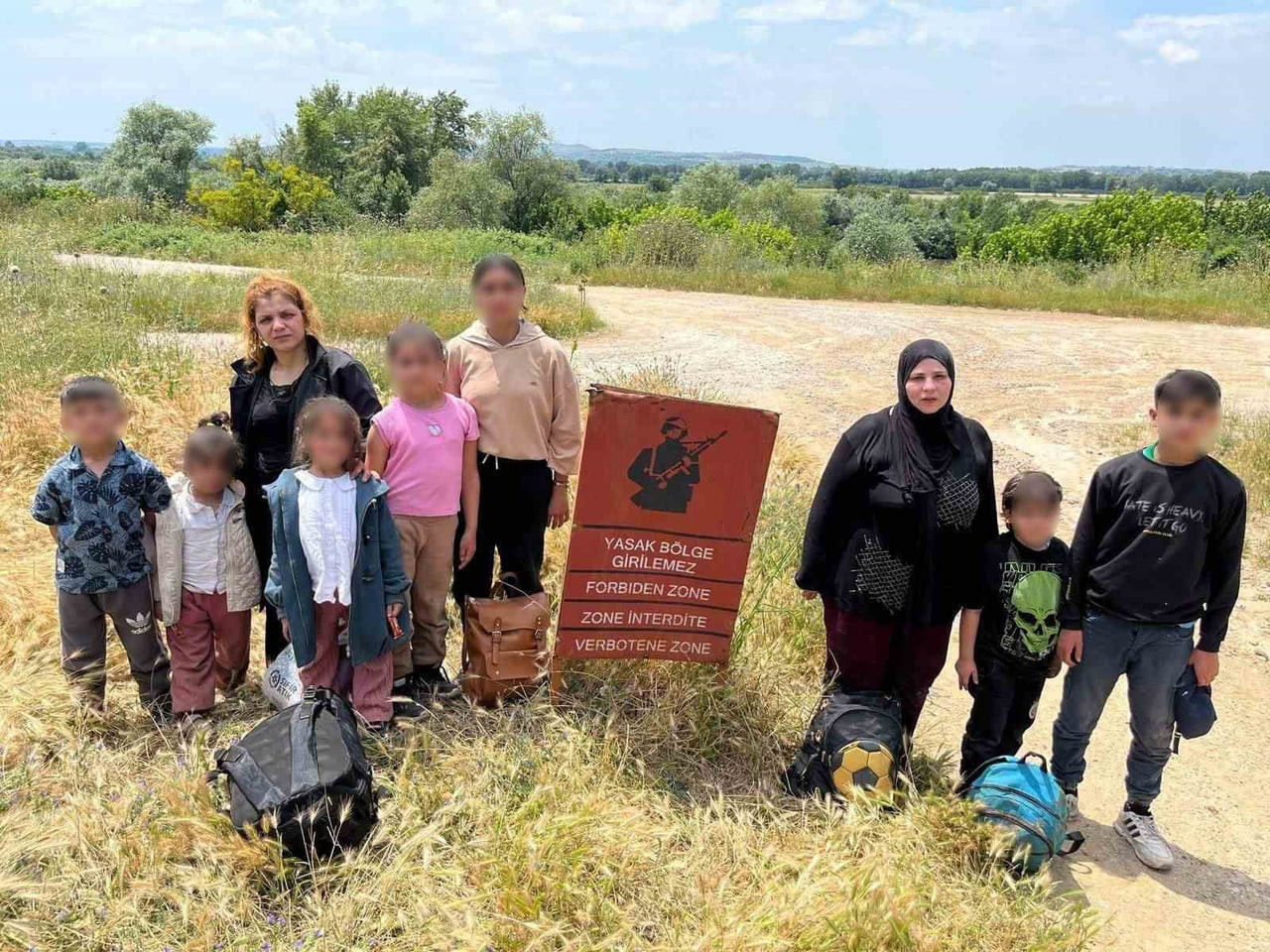 YURT DIŞINA KAÇMAK İSTEYEN 32 DÜZENSİZ GÖÇMEN SINIR HATTINDA YAKALANDI
