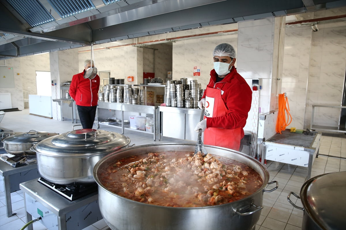 Yurt içinde ve dışında yaptığı yardımlarla mazlumların yanında olan Türk Kızılay, Diyarbakır...