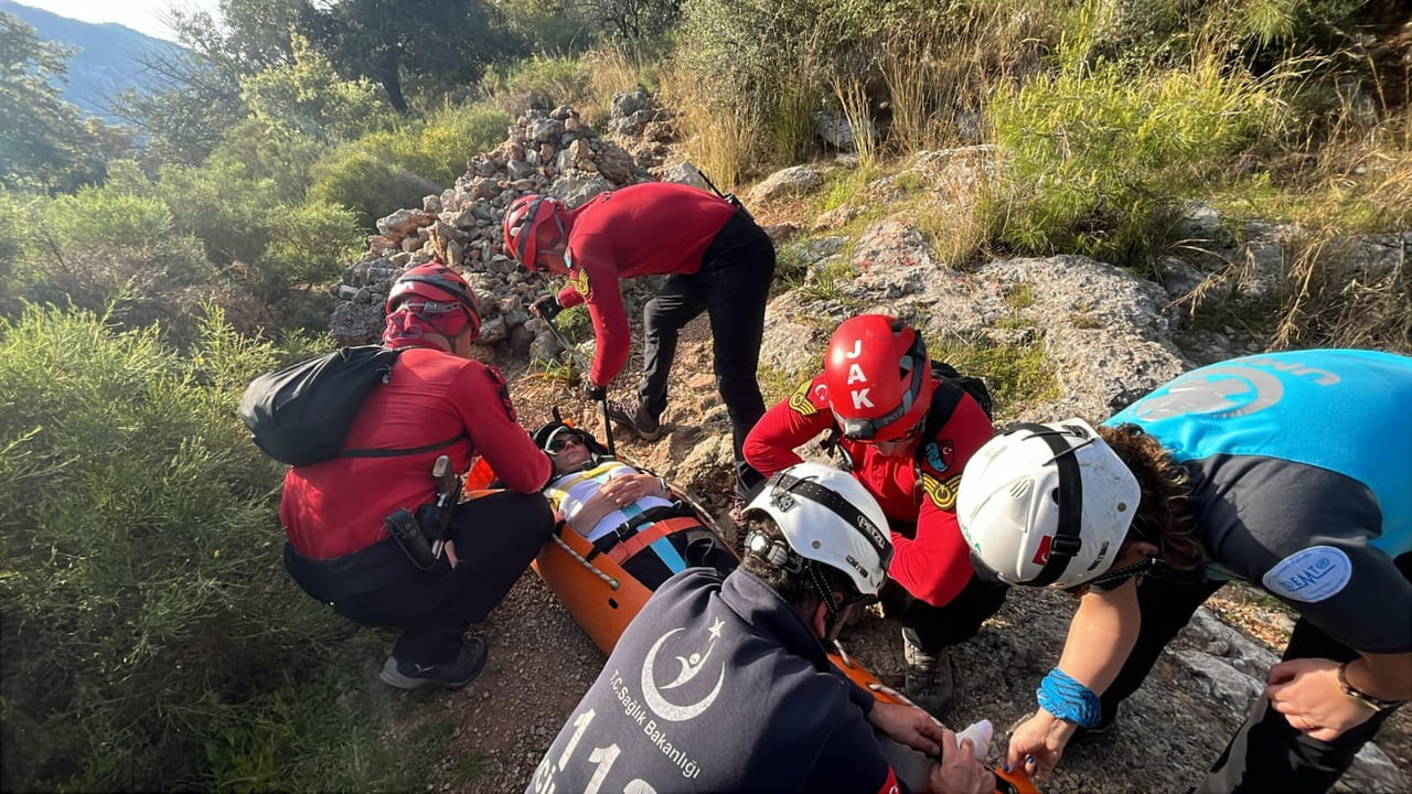 YÜRÜYÜŞ YAPARKEN, AYAĞI KIRILAN ŞAHIS KURTARILDI
