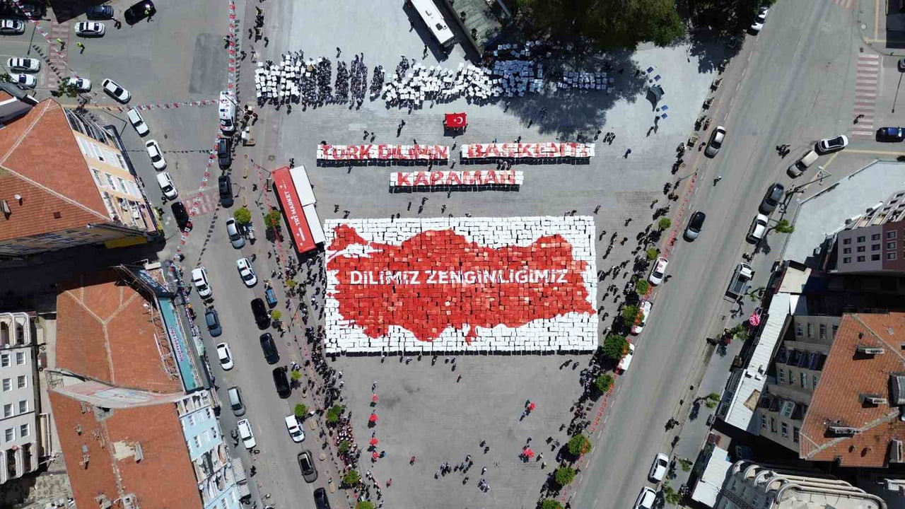 YÜRÜYÜŞE KATILAN ÖĞRENCİLER MEYDANDA TÜRKİYE HARİTASI KOREOGRAFİSİ YAPTI.
