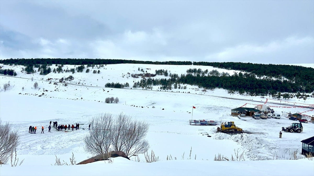 Yüzeyi buzla kaplı Çıldır Gölü'nde çalışma yaparken suya batan traktör çıkarıldı.