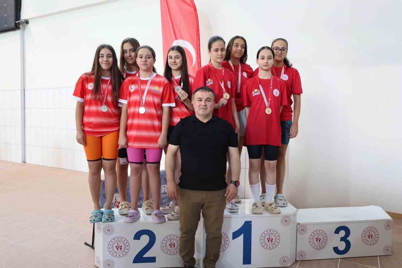 YÜZME MÜSABAKALARINDA MADALYALAR SAHİPLERİNİ BULDU