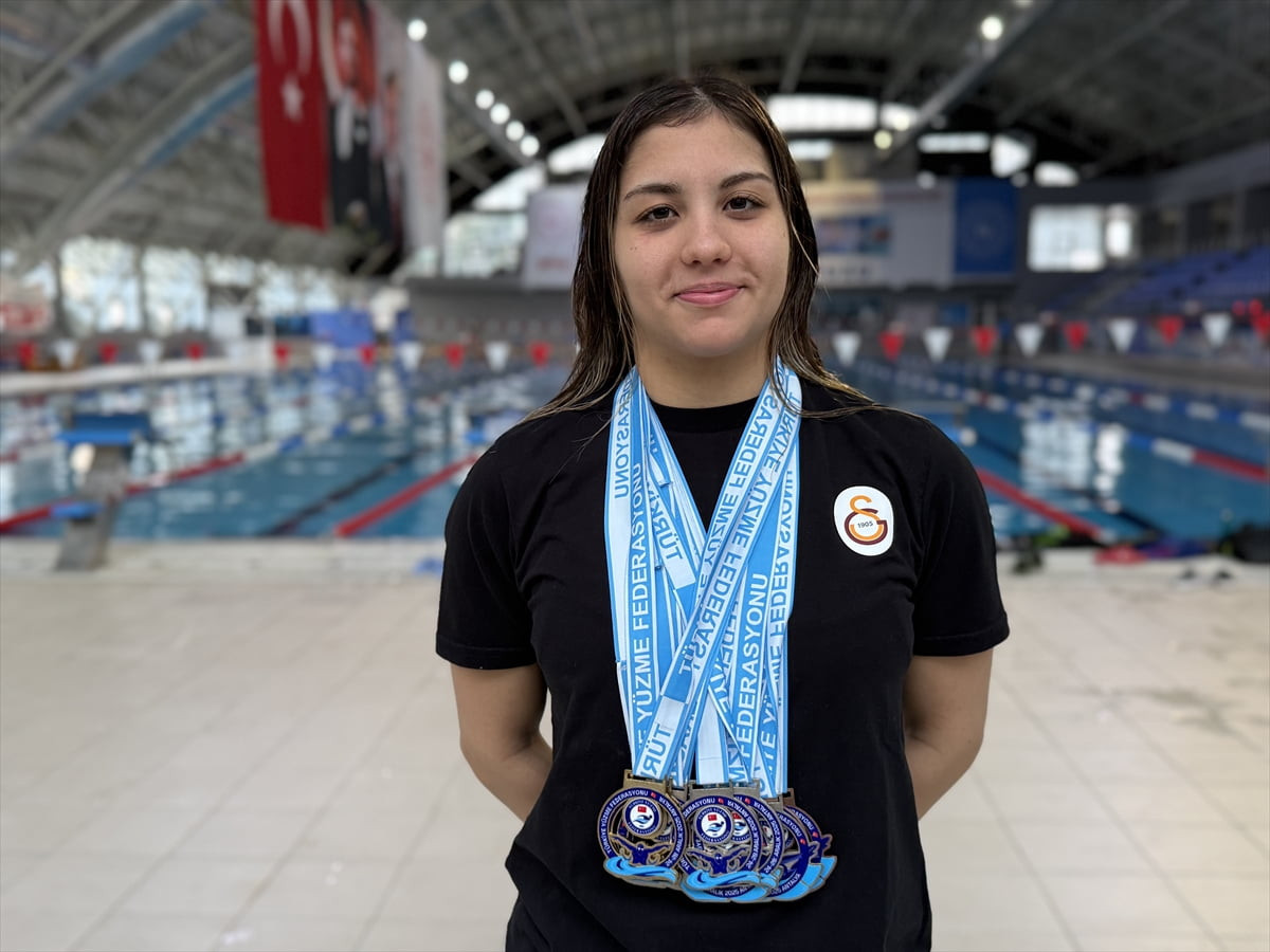 Yüzmede 11 Türkiye şampiyonluğu bulunan milli sporcu Dila Gençay, Çekya'da düzenlenecek...