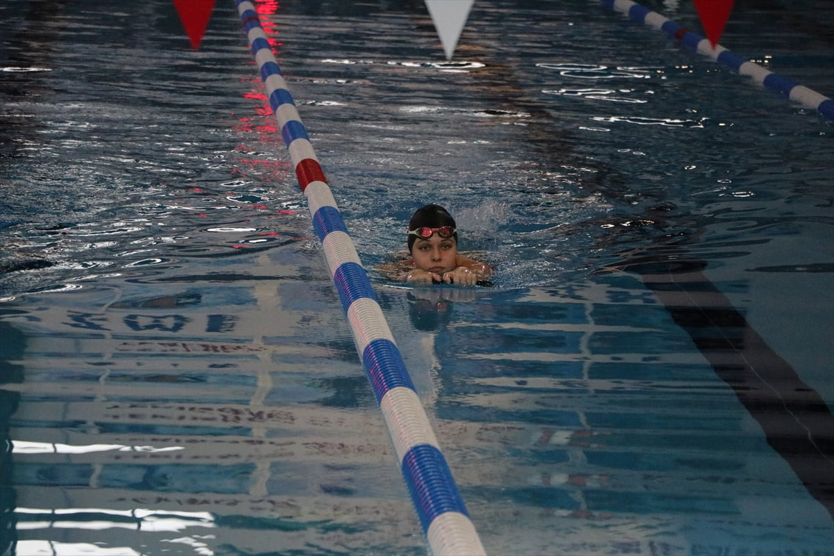 Yüzmede 6 Türkiye şampiyonluğu bulunan milli sporcu Derin Anbarlı (18), 28-29 Mart’ta Avusturya'da...