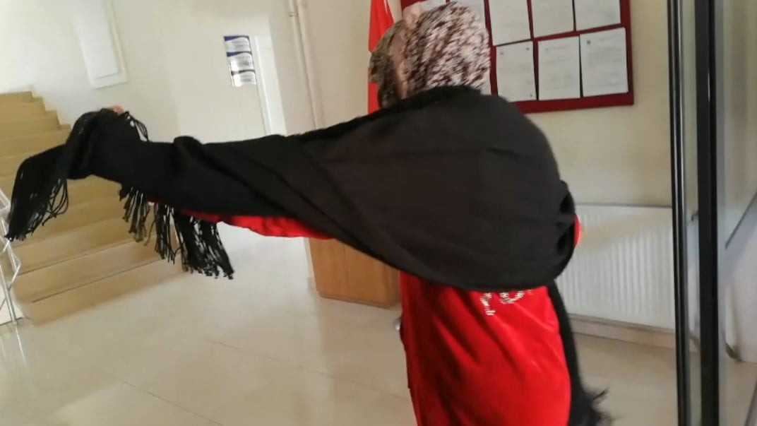 ZABITA BASKININDA İLGİNÇ ANLAR: DİLENCİLER OYNAYARAK KARAKOLA GİRDİ