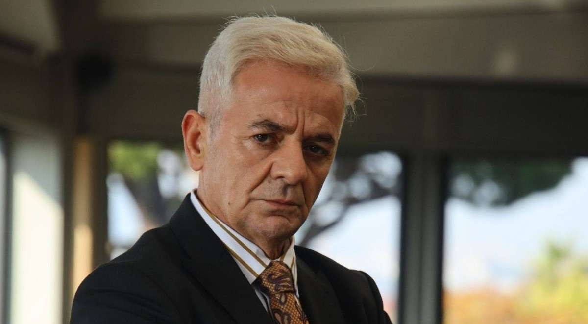 Zafer Algöz kimdir