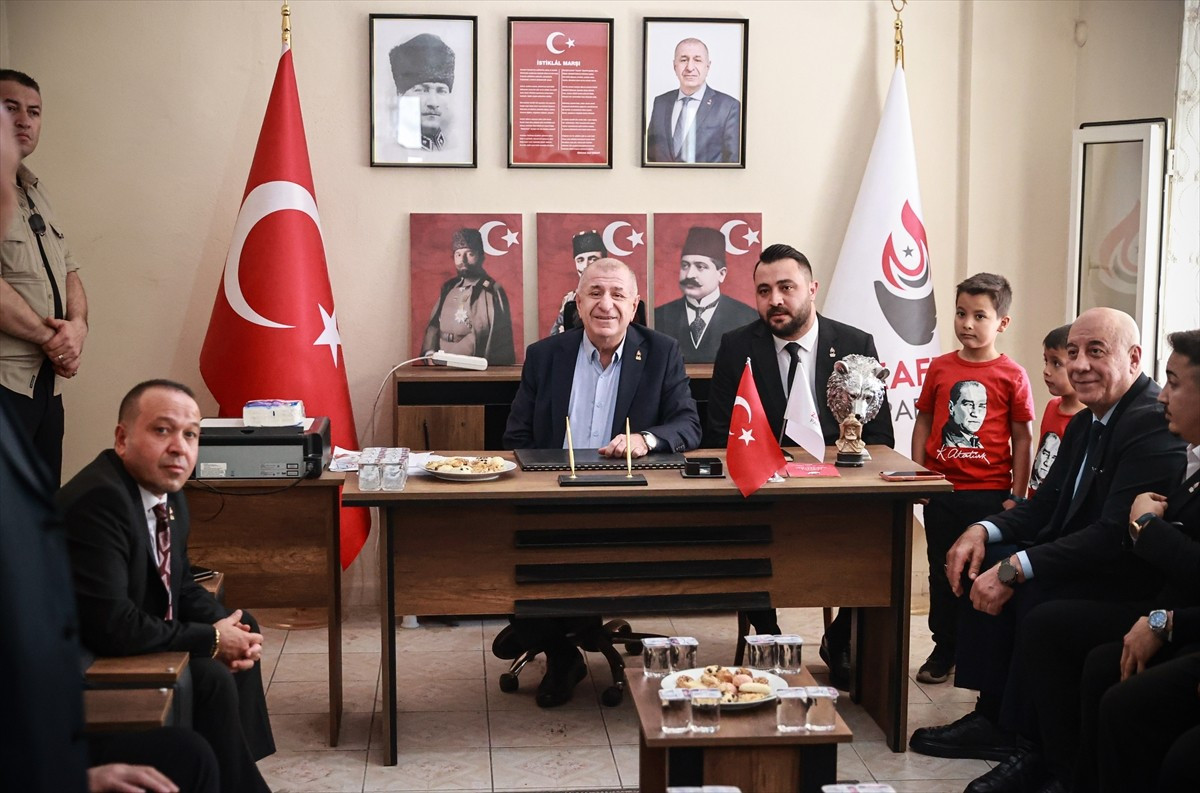 Zafer Partisi Genel Başkanı Ümit Özdağ, Mersin'in Erdemli ilçesinde partisinin ilçe başkanlığına...