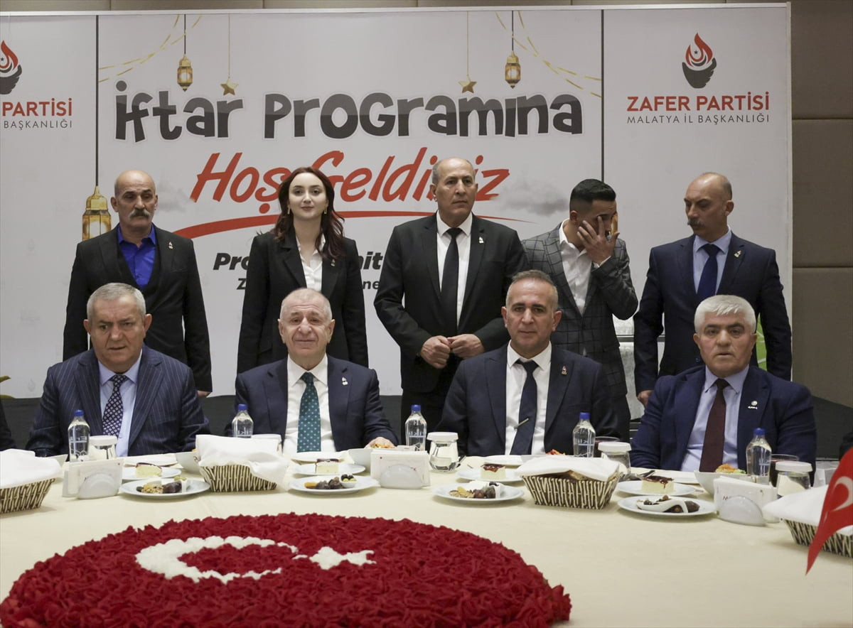 Zafer Partisi Genel Başkanı Ümit Özdağ (önde sol 2), Malatya'da partisince düzenlenen iftar...