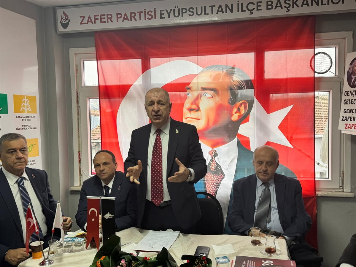 Zafer Partisi Genel Başkanı Ümit Özdağ (sağ 2), partisinin Eyüpsultan İlçe Başkanlığında...
