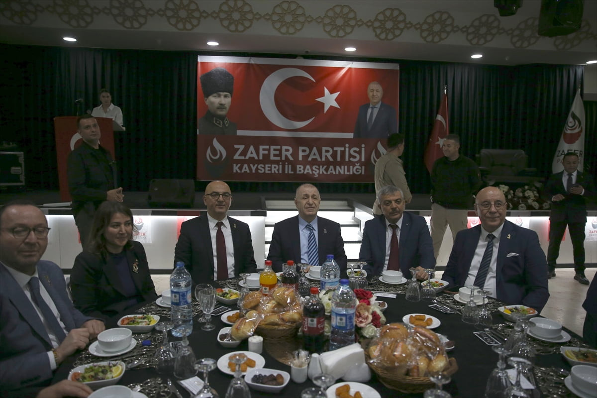 Zafer Partisi Genel Başkanı Ümit Özdağ (sağ 3), Kayseri'de partisince düzenlenen iftar programına...