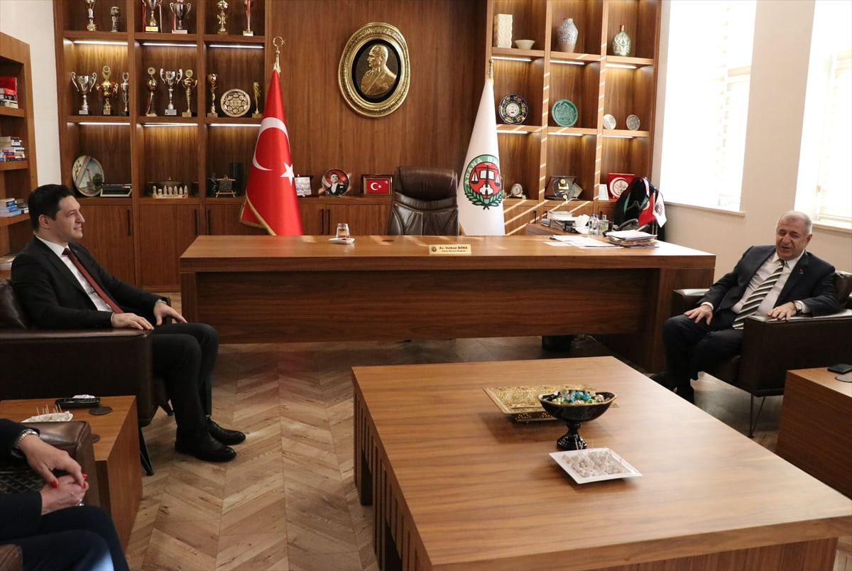 Zafer Partisi Genel Başkanı Ümit Özdağ (sağda), Adana'da ziyaretler gerçekleştirdi. Özdağ...