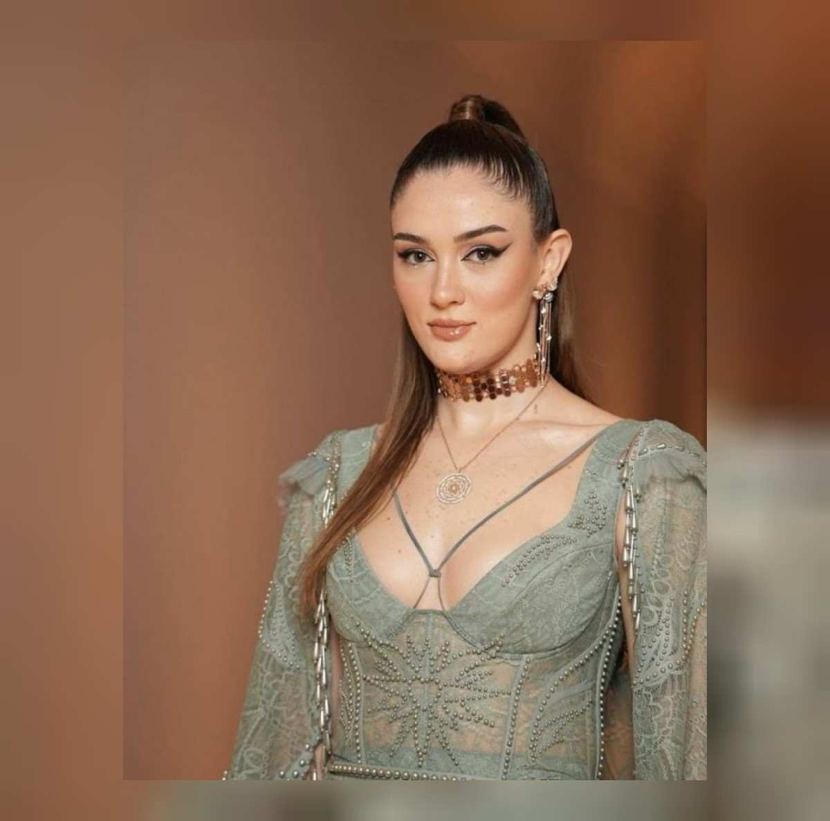 Zehra Güneş dekolteli paylaşım