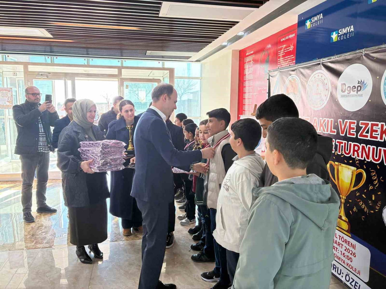 ZEKA ŞAMPİYONLARI SİVEREK’TE B-BULUŞTU: 152 ÖĞRENCİ KIYASIYA YARIŞTI