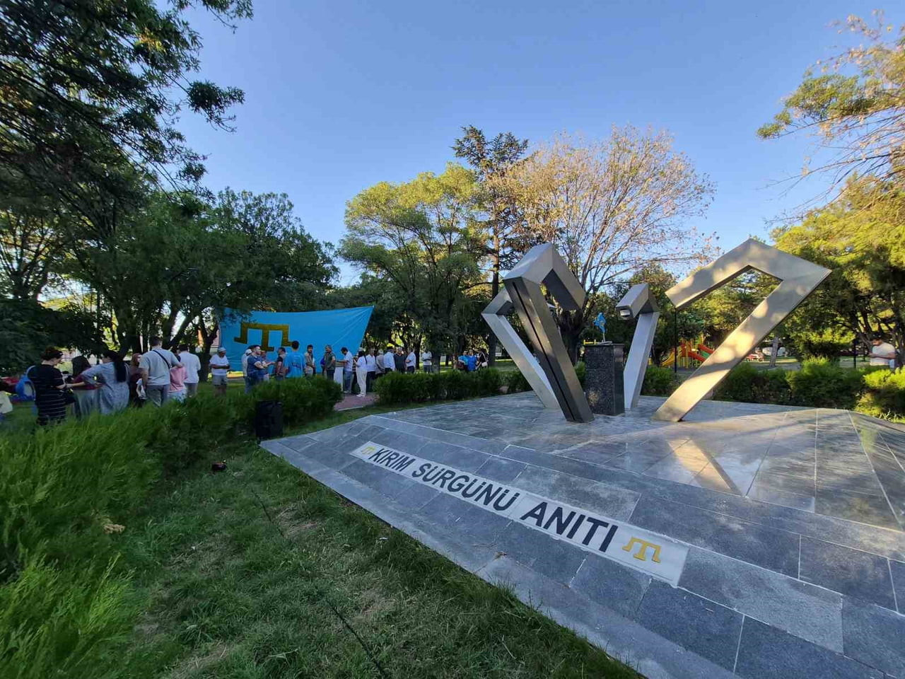 ZEKERİYA CANIGÜROĞLU PARKI KIRIM SÜRGÜN KURBANLARI ANITI'NDA "26 HAZİRAN KIRIM TATAR MİLLİ BAYRAK...