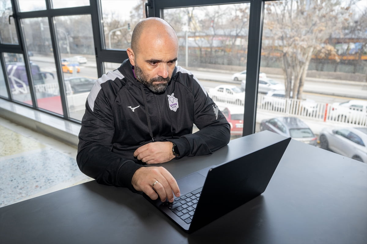 Zeren Spor Kulübü Voleybol Takımı Başantrenörü Stevan Ljubicic, Anadolu Ajansının (AA) gözünden...