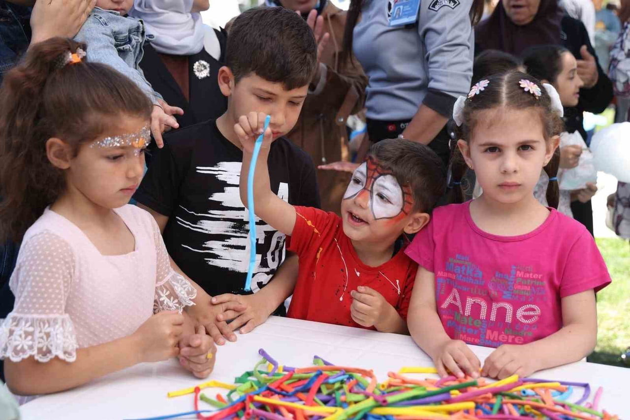 ZEYTİNBURNU BELEDİYESİ TARAFINDAN HAYATA GEÇİRİLEN ‘BİLGİ EVLERİ’NİN 20’NCİ YILI, DÜZENLENEN...