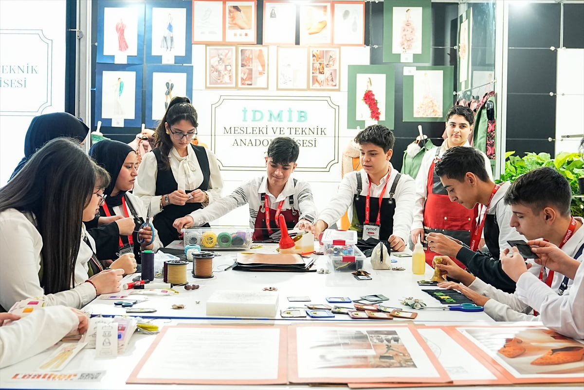 Zeytinburnu İDMİB Mesleki ve Teknik Anadolu Lisesi öğrencileri, hazırladıkları koleksiyonla AYMOD...