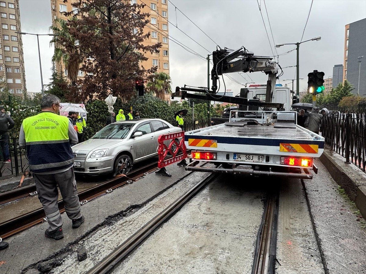Zeytinburnu Merkezefendi Tramvay Durağı yakınında tramvay yoluna, rayların üzerinde kalan otomobil...
