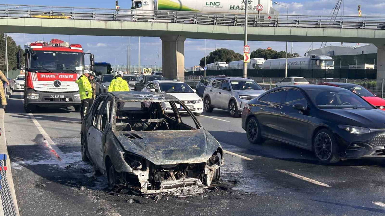 ZEYTİNBURNU SAHİL YOLUNDA SEYİR HALİNDEKİ OTOMOBİLDE YANGIN ÇIKTI. OTOMOBİLİN ALEV ALEV YANDIĞI...