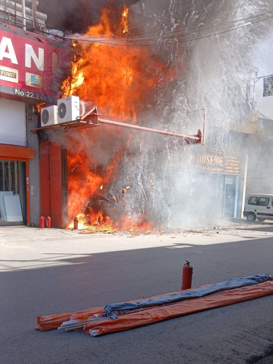 Zeytinburnu'nda 2 katlı iş yerinde çıkan yangına itfaiye ekipleri müdahale ediyor.
