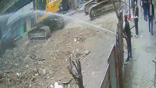 Zeytinburnu'nda bina yıkımı sırasında kopan parça çocuğun kafasına düştü: 1 ölü