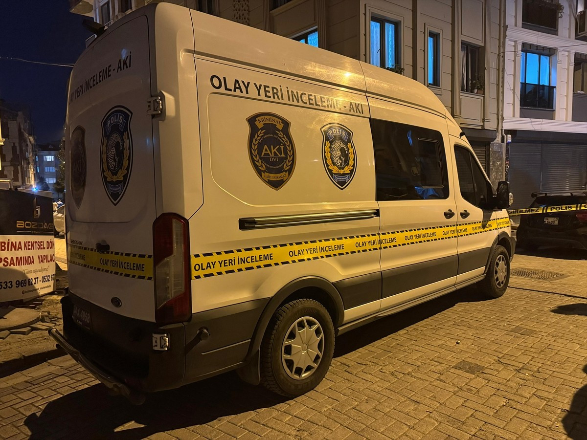 Zeytinburnu'nda, bir iş yerinde çıkan silahlı kavgada 2 kişi öldü, 1 kişi yaralandı.