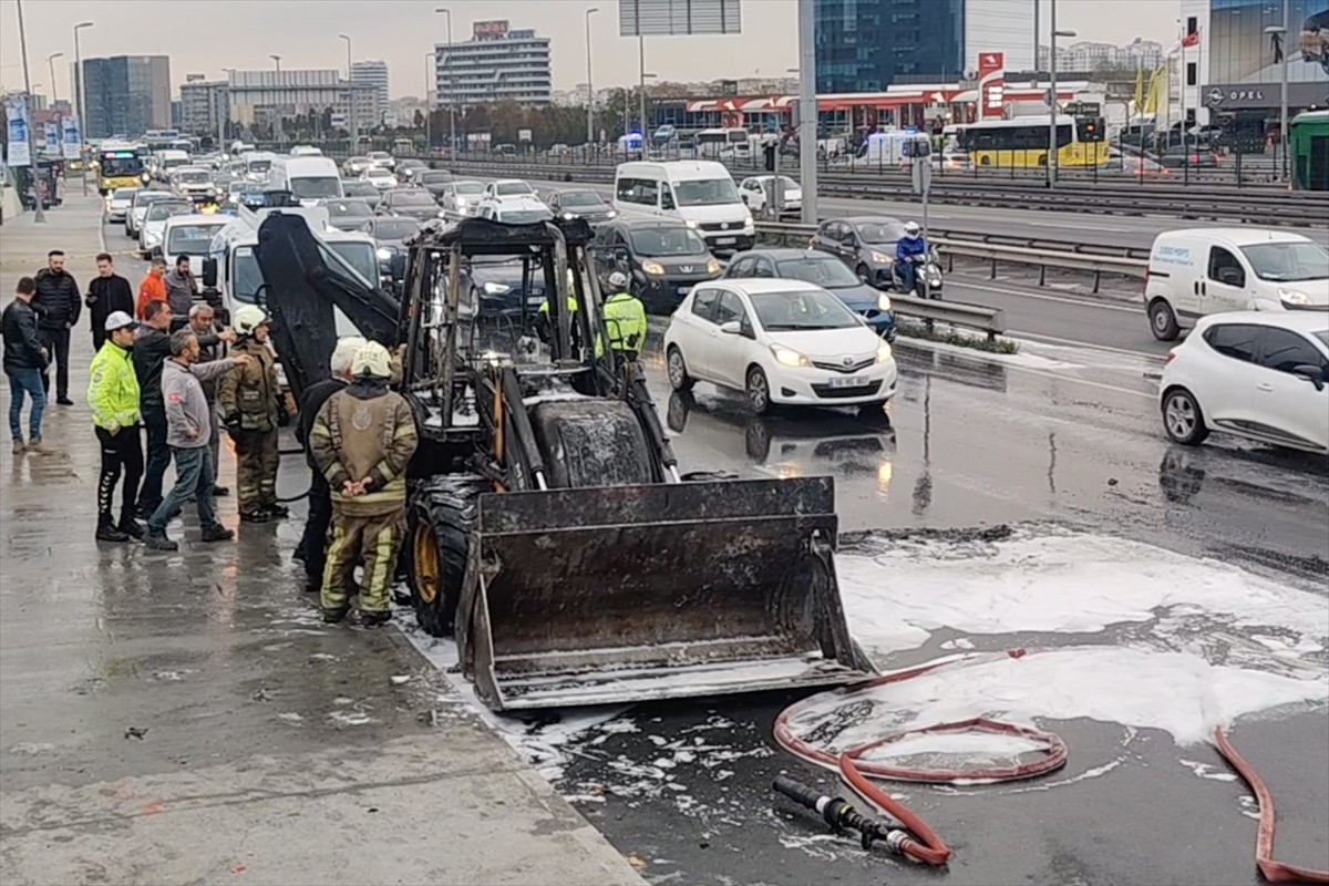 Zeytinburnu'nda kara yolunda ilerlerken dumanlar yükselmeye başlayan iş makinesinde çıkan yangın...
