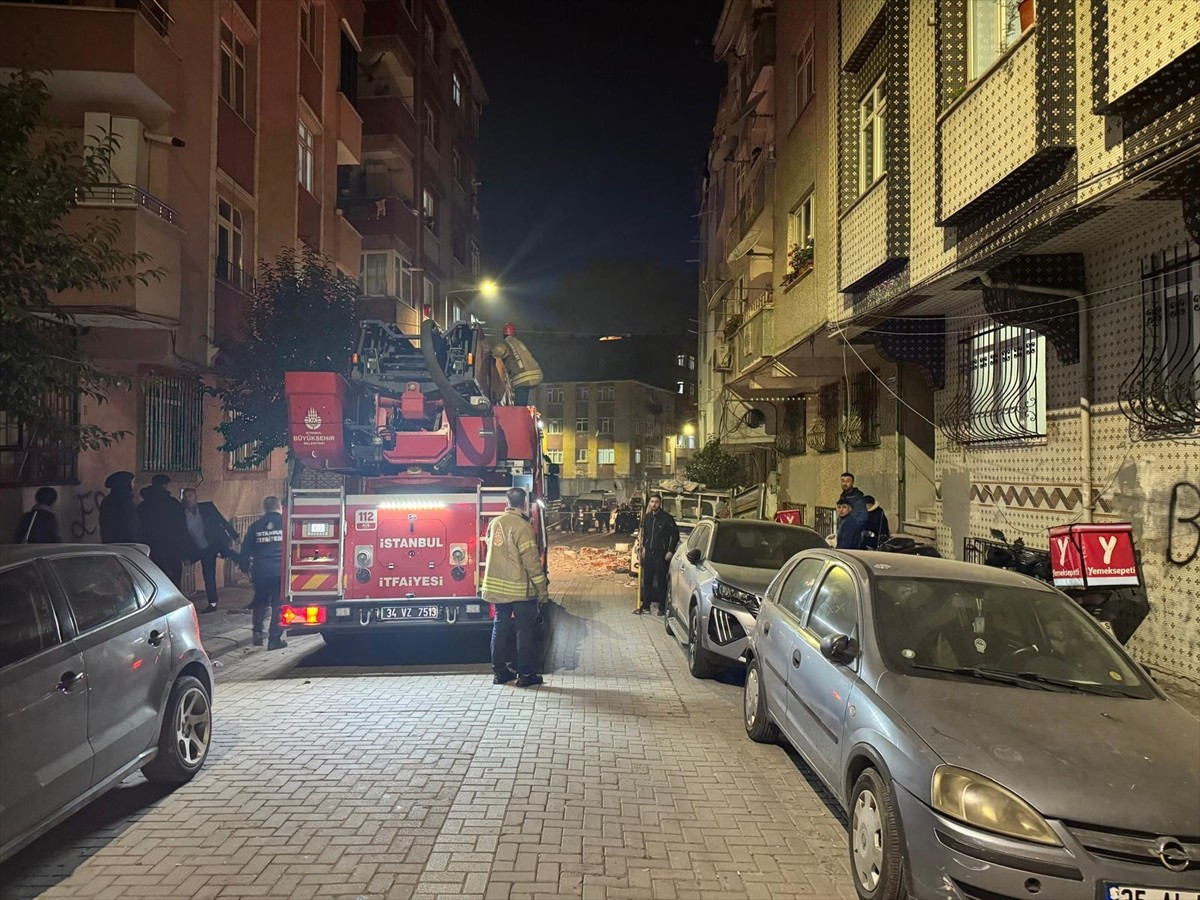 Zeytinburnu'nda kentsel dönüşüm kapsamında boşaltılan binanın çatısından düşen beton parçaları...