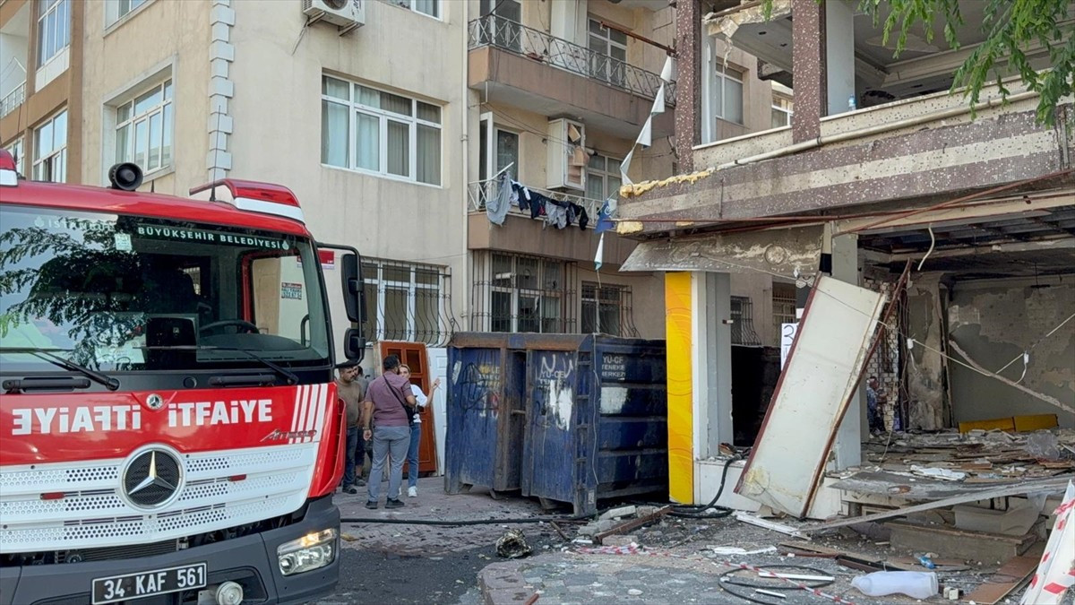 Zeytinburnu'nda metruk binada çıkan yangın, itfaiye ekiplerince söndürüldü.