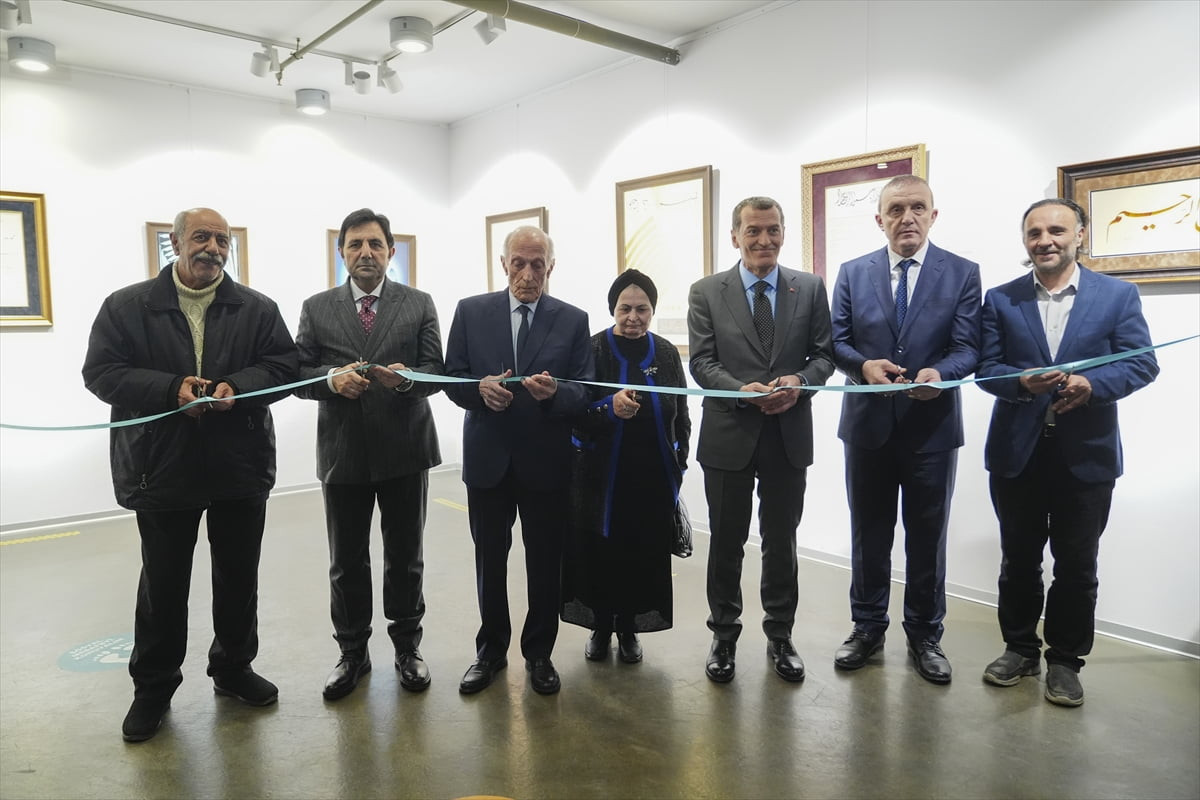 Zeytinburnu'nda, Turan Sevgili'nin 63 yıllık eserlerinden oluşan hat sergisinin açılışı yapıldı....