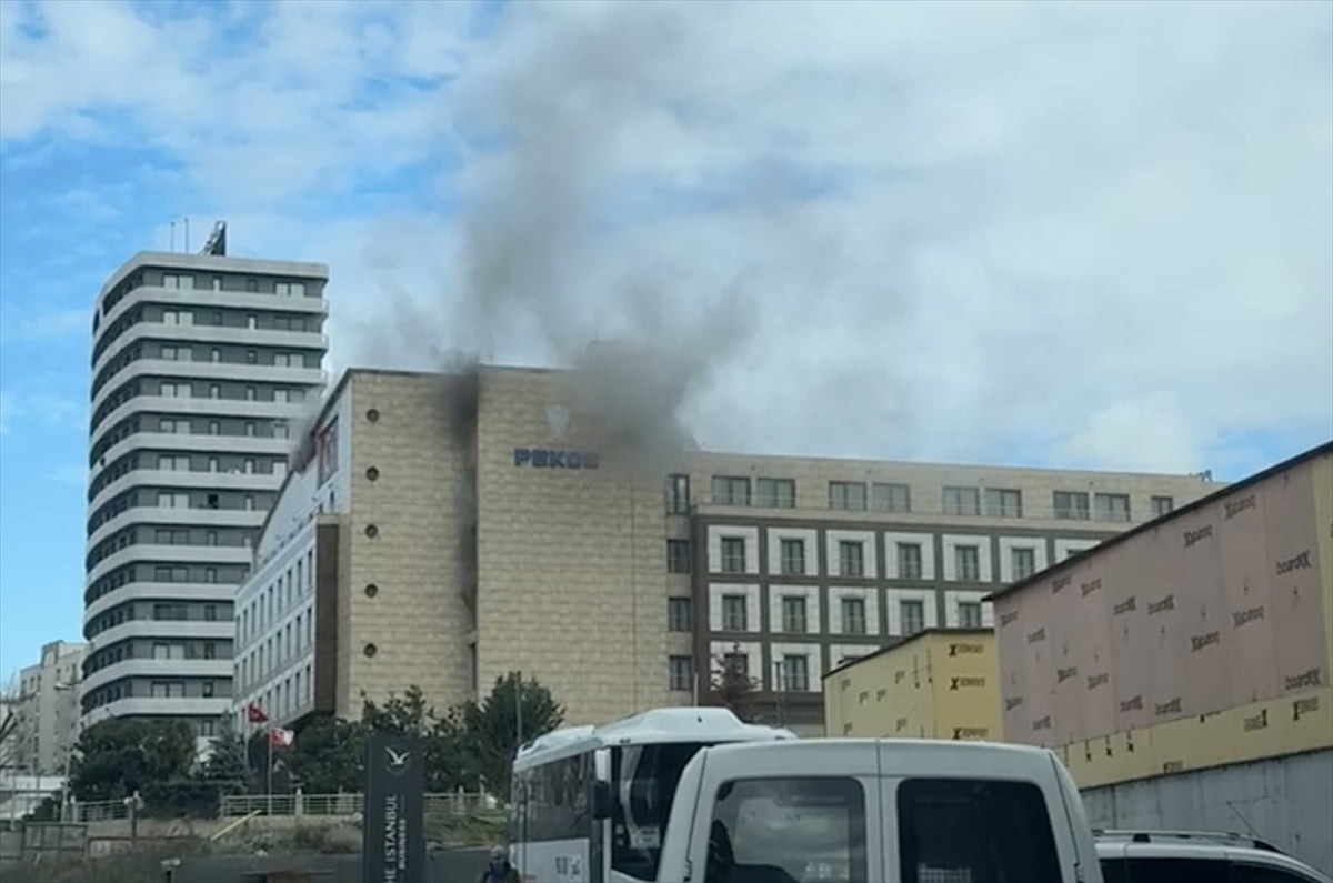 Zeytinburnu'ndaki Merter Polisevi'nin çatı katında çıkan yangına itfaiye ekiplerince müdahale...