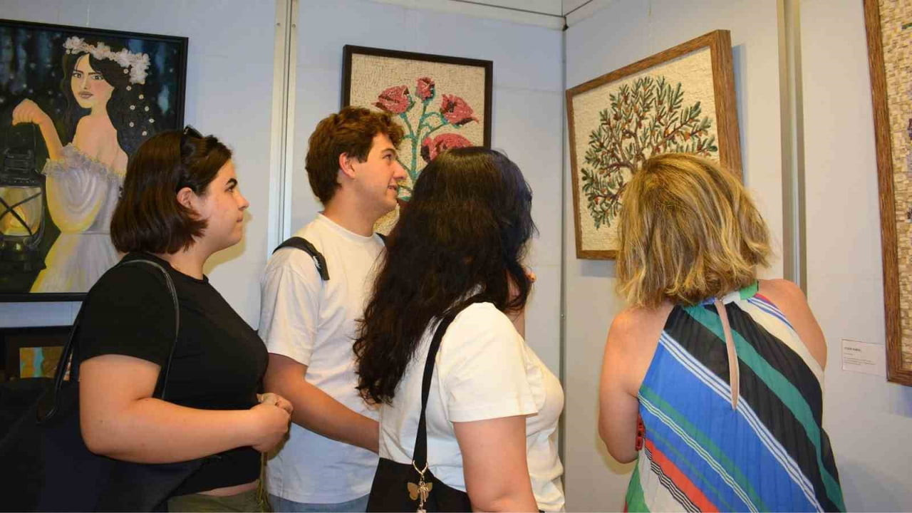 ZEYTİNDALI SANAT EVİ ÖĞRENCİLERİNİN BİR YILLIK TİTİZ ÇALIŞMASIYLA HAYAT BULAN, MOZAİKTEN YAĞLI...