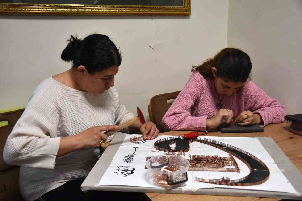 ZİHİNSEL ENGELLİ BEYZA FİLOGRAFİ SANATIYLA HAYATA TUTUNUYOR