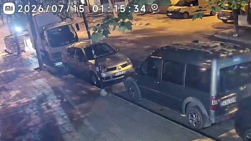 Zincirleme kazaya karıştı, olay yerini terk etti: O anlar kamerada