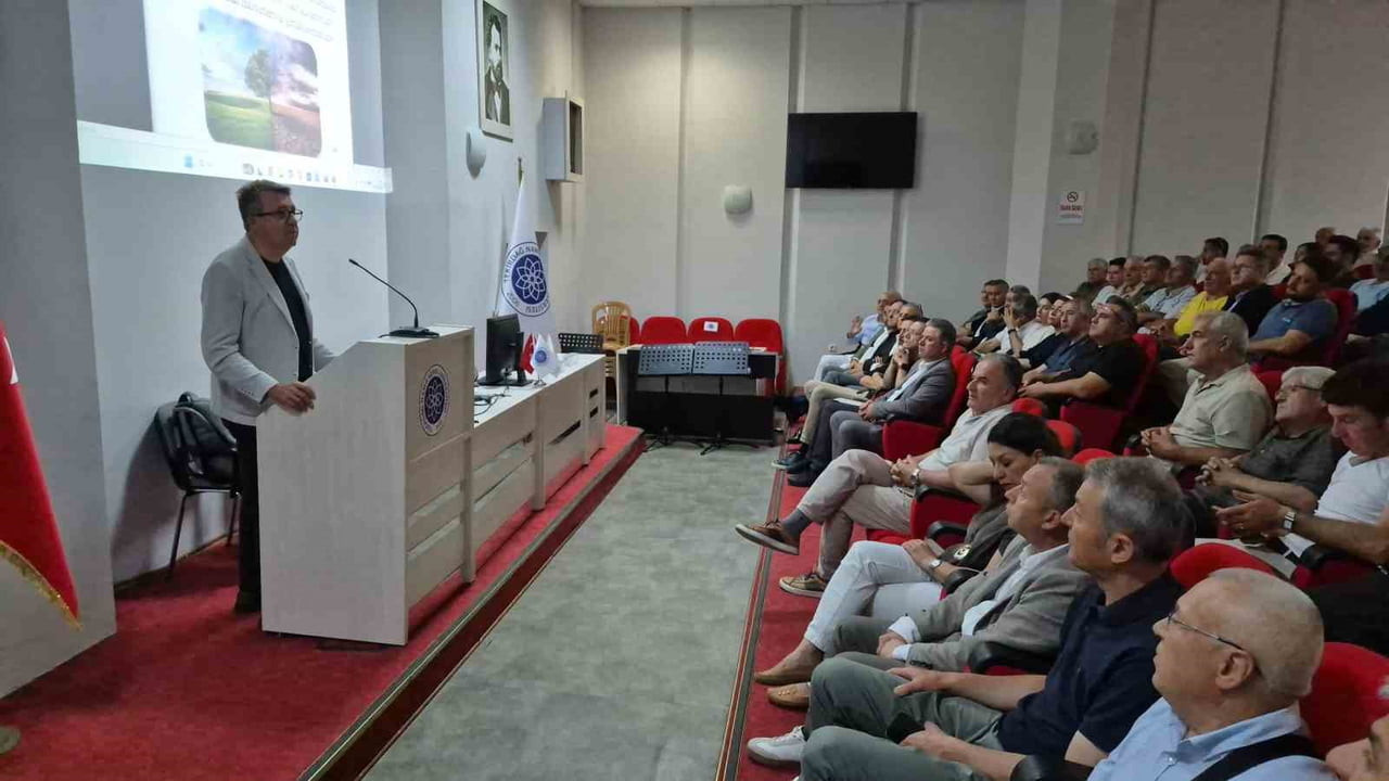 ZİRAAT FAKÜLTESİ KONFERANS SALONU'NDA AKADEMİSYENLER, ÜRETİCİLER VE TARIM SEKTÖRÜ TEMSİLCİLERİNİN...